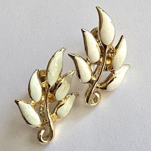 Vintage Coro earrings screwback leaf ivory white enamel gold tone leaves